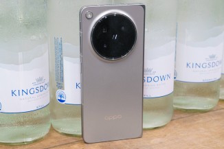 Oppo Find N6 in Orange and Silver