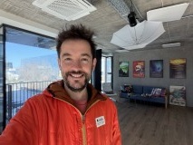 Selfies comparison: iPhone 17 Pro Max - 20mm, f/1.9, ISO 80, 1/103s (3672x4896px) - Samsung Galaxy S26 Ultra vs. Apple iPhone 17 Pro Max